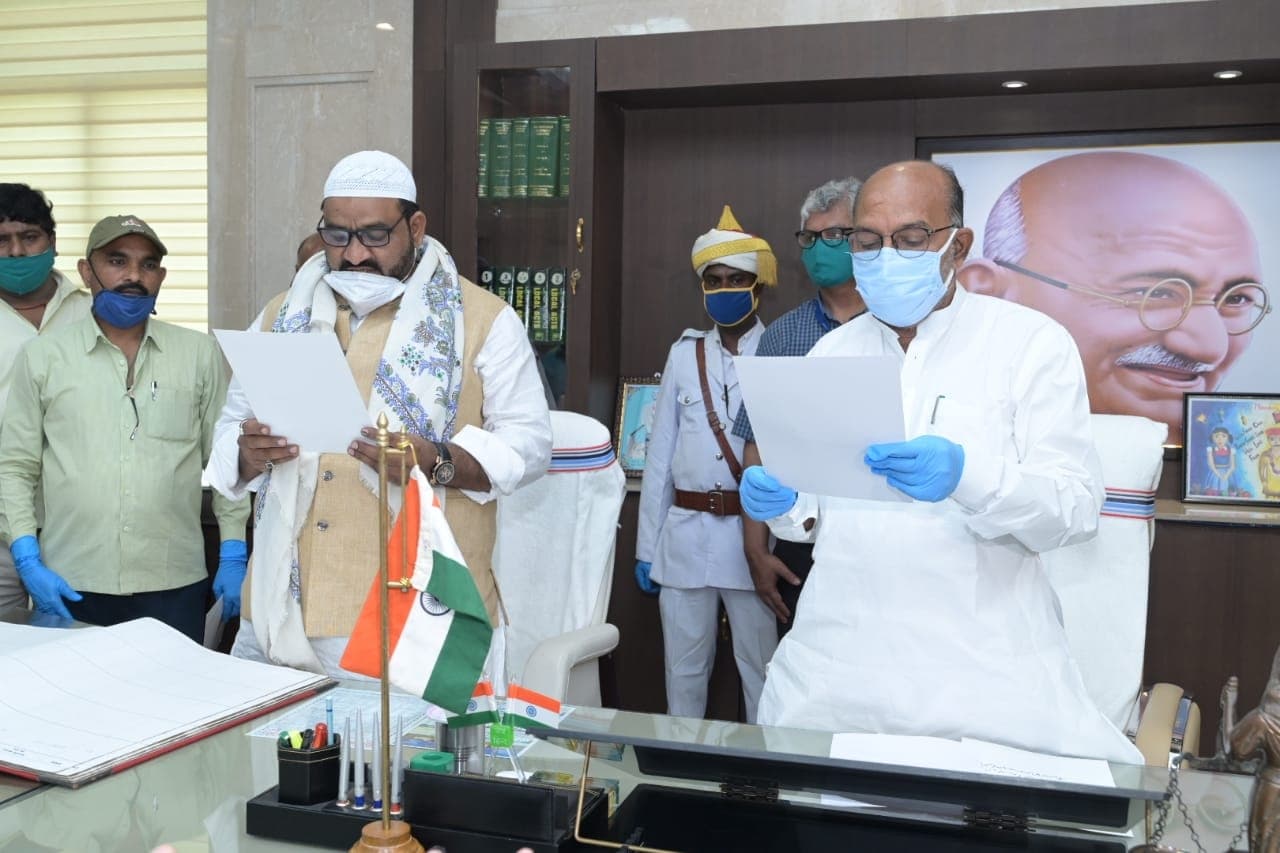 मधुपुर से झामुमो विधायक व झारखंड के अल्पसंख्यक कल्याण मंत्री हफीजुल हसन ने ली पद एवं गोपनीयता की शपथ, स्पीकर ने दिलाई शपथ