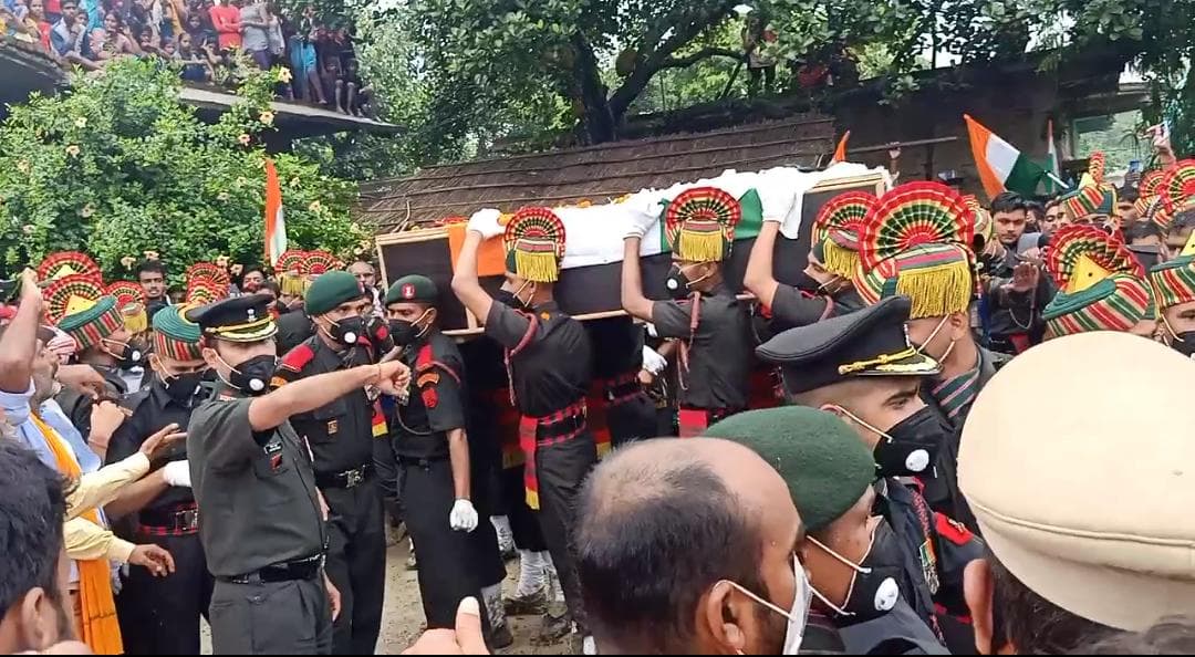 10 किमी लंबी थी शहीद अमन की अंतिम यात्रा, सुल्तानपुर गंगाघाट पर छोटे भाई ने दी मुखाग्नि