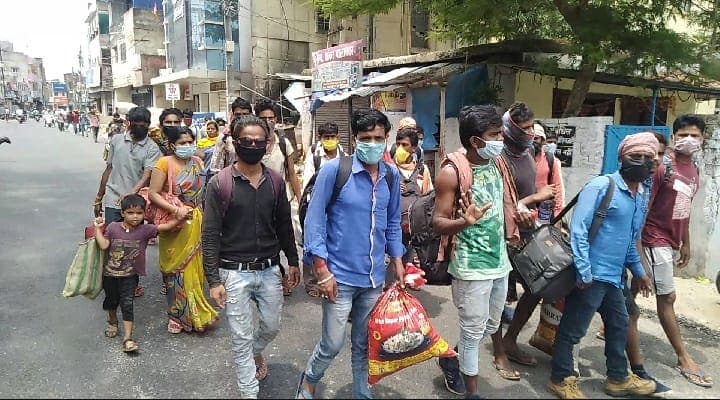 ना भोजन मिला न मिली गाड़ी, गुस्साये मजदूरों ने हंगामा किया और पैदल अपने घर चल पड़े