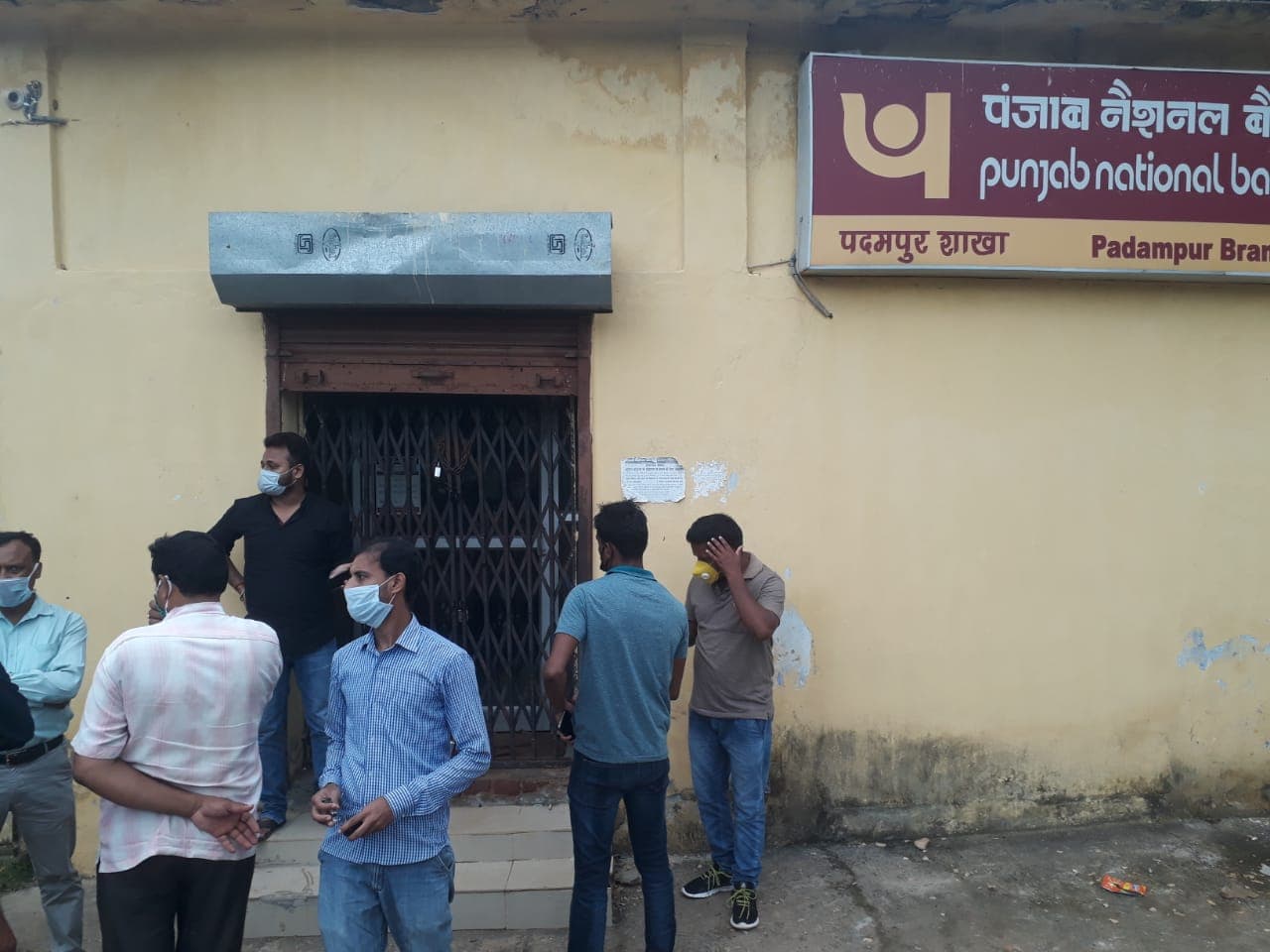खरसावां के पंजाब नेशनल बैंक में चोरी की कोशिश,  ताला तोड़ने में रहे असफल