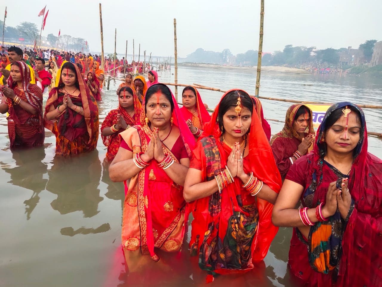 उगते सूर्य को अर्घ के साथ छठ संपन्न, चार दिनों तक आस्था का अनूठा नजारा, कोरोना संकट में भी कायम रहा उत्साह