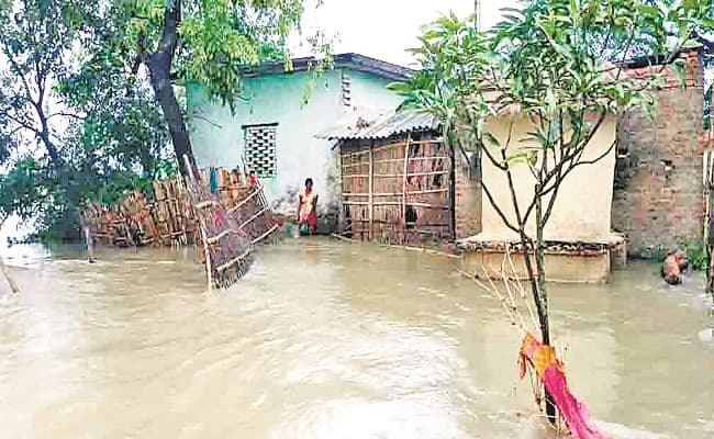 नेपाल में आयी बाढ़ से तबाह हो रहे बिहार के गांव, डूबने लगे घर, स्टेशन और स्कूलों में लोग काट रहे दिन
