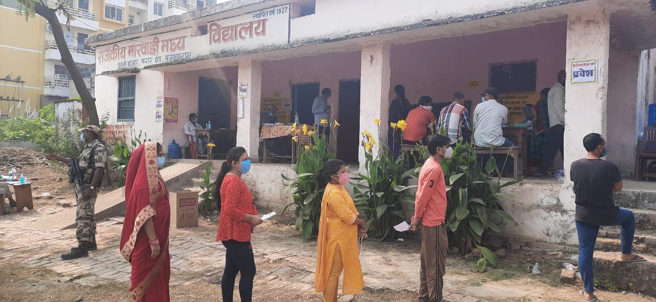 Bihar Election 2020 Update from Muzaffarpur: उत्तर बिहार में बंपर वोटिंग, बिहार सरकार के 12 मंत्रियों की किस्मत EVM में कैद, यहां पढ़िए हर सीटों का अपडेट