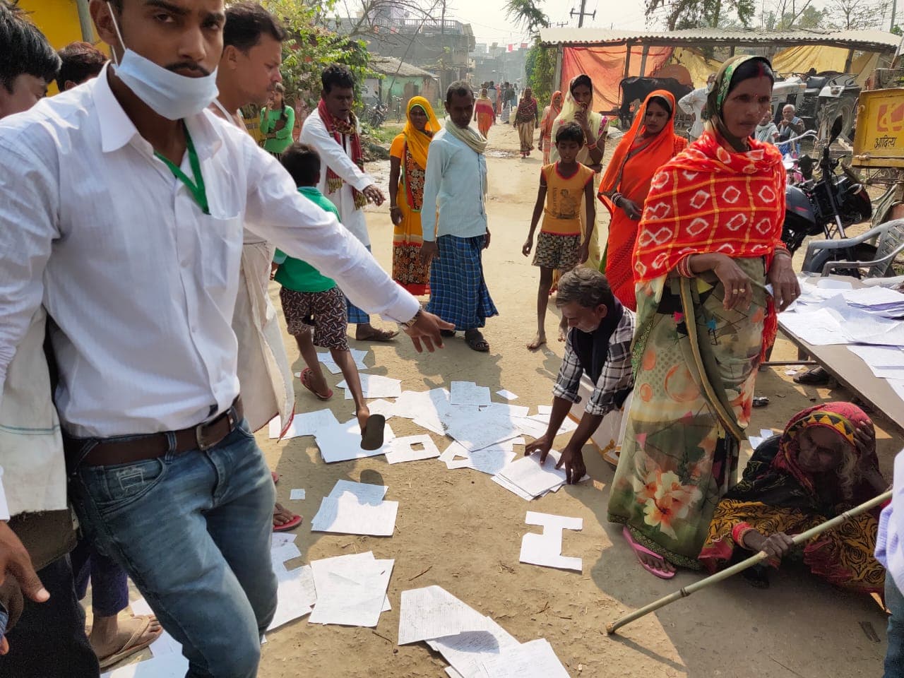 Bihar Election 2020 : गायघाट सीट पर राजद कार्यकर्ताओं ने प्रशासन पर लगाया बड़ा आरोप, कहा- 'पर्ची बांटने वक्त पुलिस ने किया लाठीचार्ज'