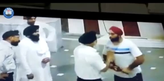 Bareilly News: मामूली विवाद पर गुरुद्वारे में दबंगों ने महासचिव पर ताना तमंचा, CCTV में कैद हुई दबंगई