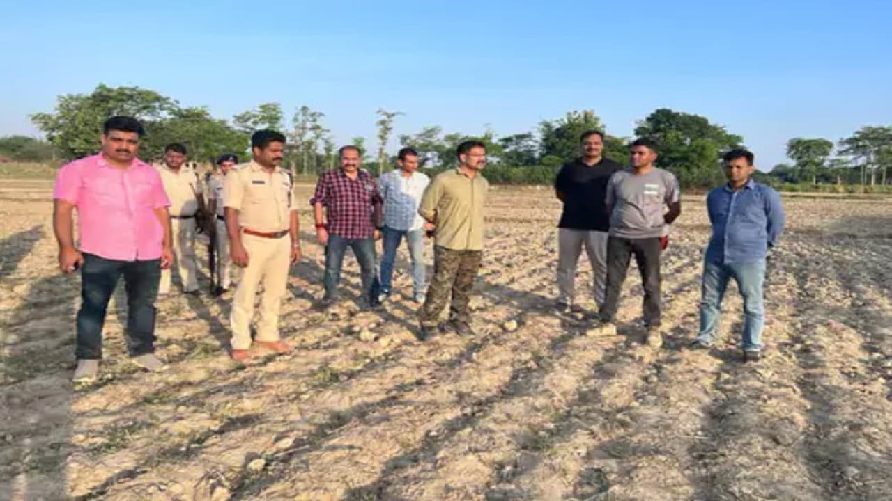 बिहार: मोतिहारी में पुलिस और डकैतों में मुठभेड़, दो डकैत ढेर, बम के धमाके में तीन पुलिसकर्मी घायल