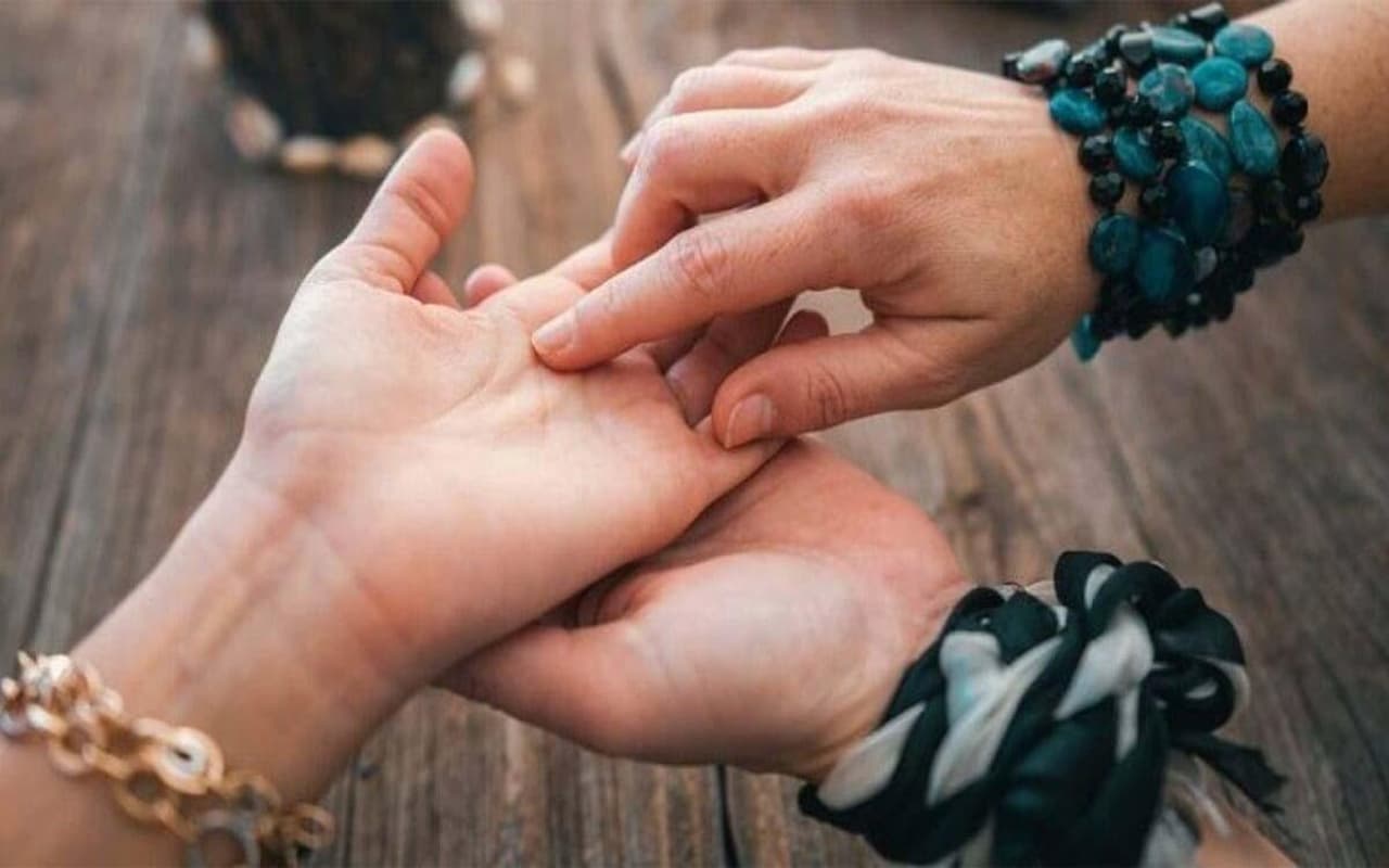 अगर आपकी हथेली पर है ये रेखाएं, तो मिलेगा अमीर पति