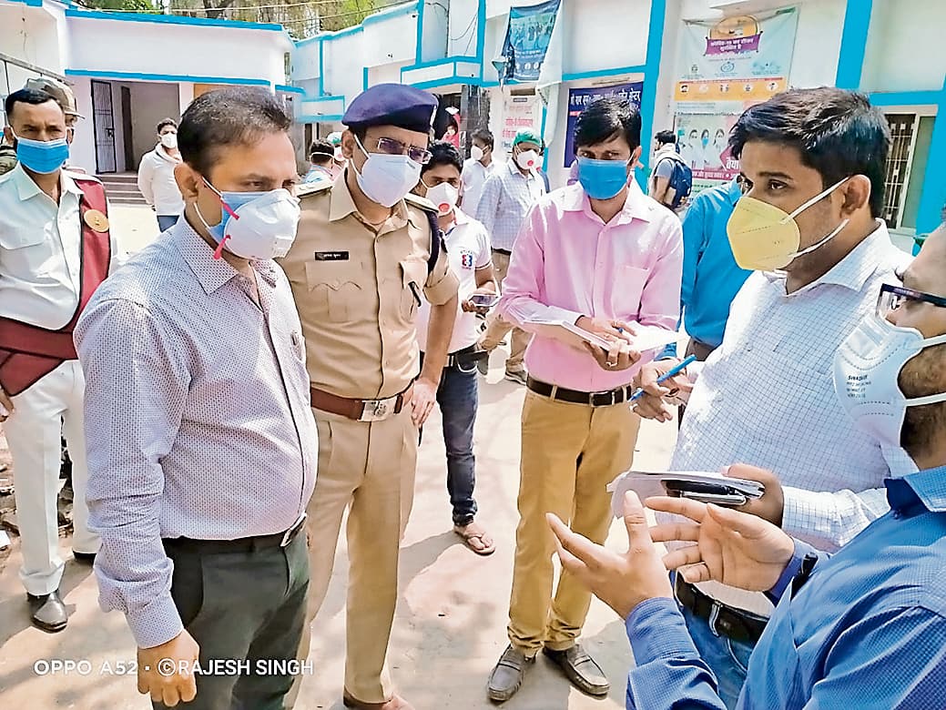 कोरोना से मौत के बाद शव 20 घंटे तक अस्पताल में पड़ा रहा, नाराज परिजनों ने की डॉक्टर से मारपीट, दो हिरासत में