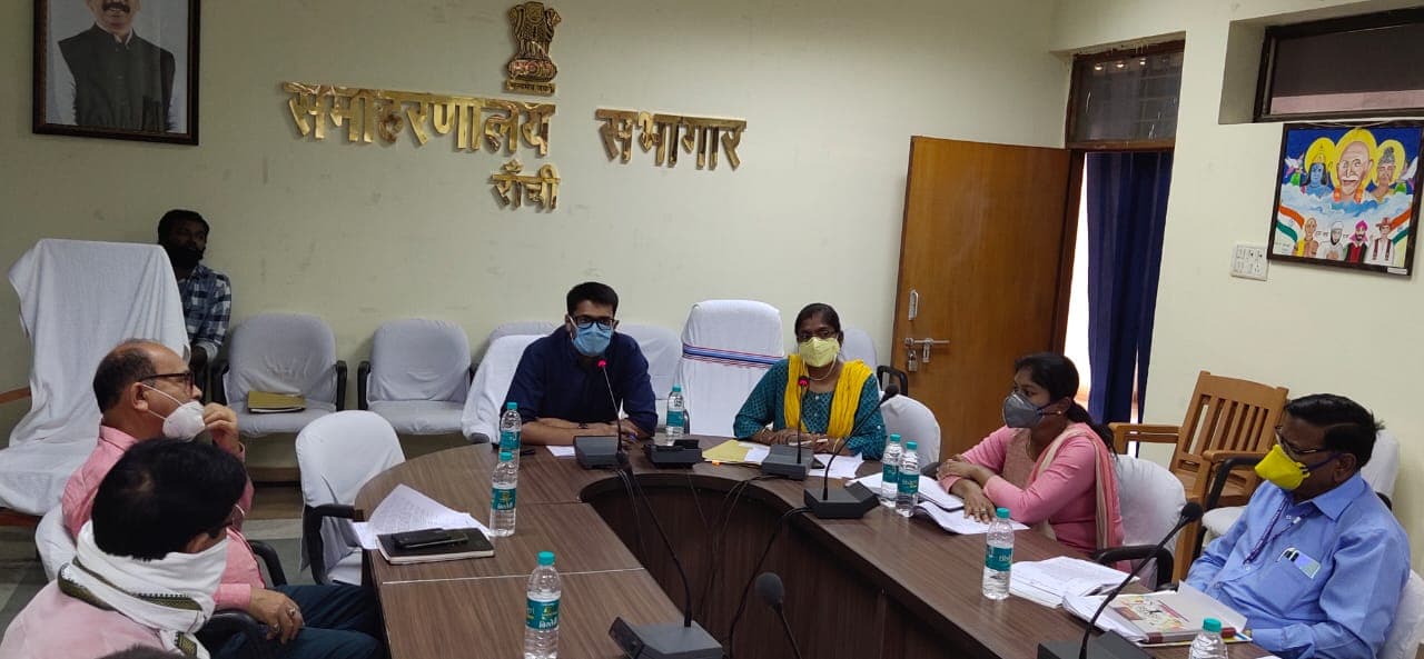 रांची में डुप्लीकेट राशन कार्डों की होगी जांच, डीडीसी ने अधिकारियों के साथ की बैठक