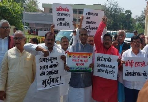 राहुल गांधी की सजा मामले में महागठबंधन का विधानसभा परिसर में प्रदर्शन, अलग खड़ा दिखा जदयू