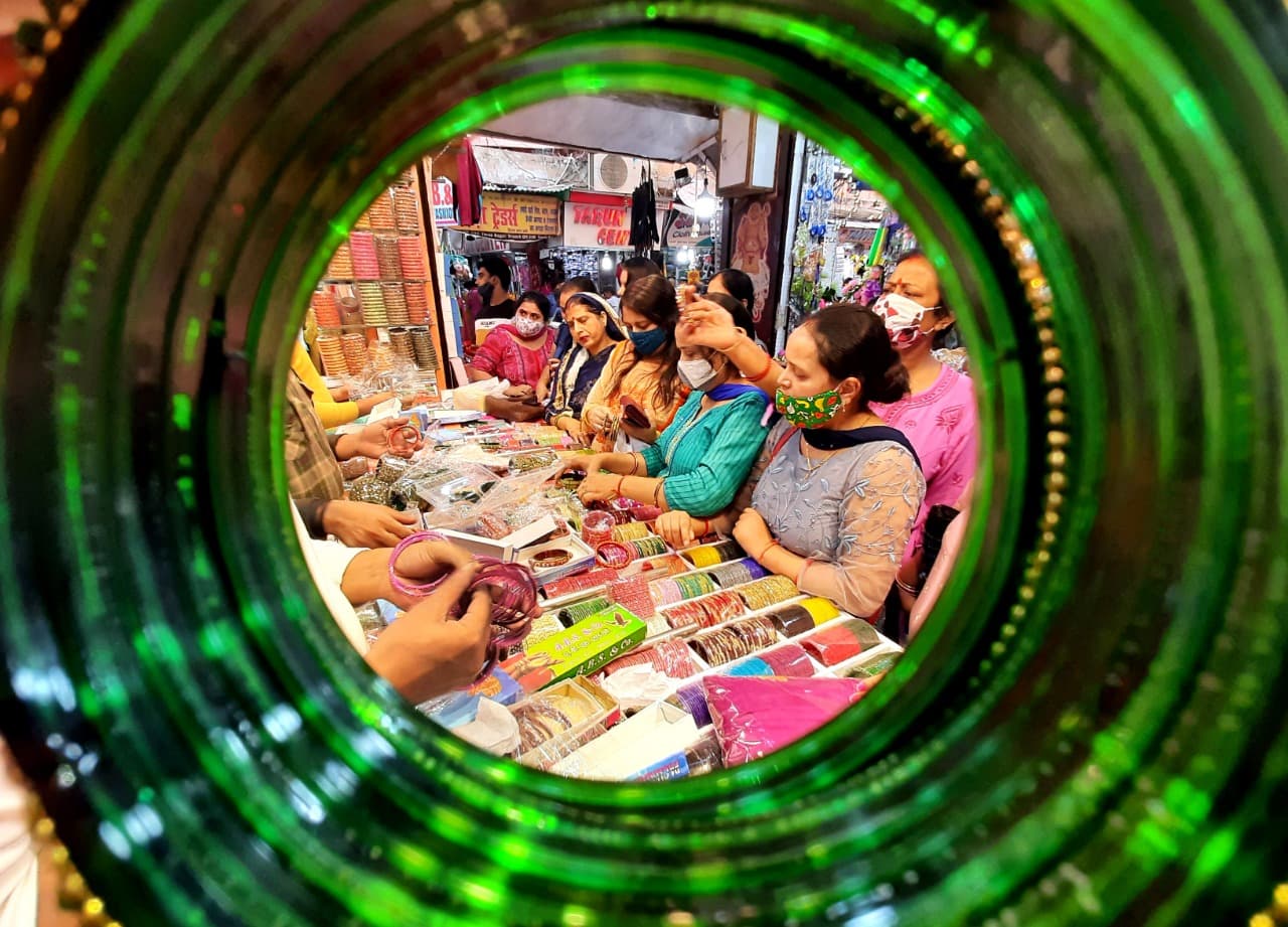 Karwachauth 2020: पति की लंबी आयु के लिए सुहागिनों ने की तैयारी, देखें खूबसूरत तस्वीरें