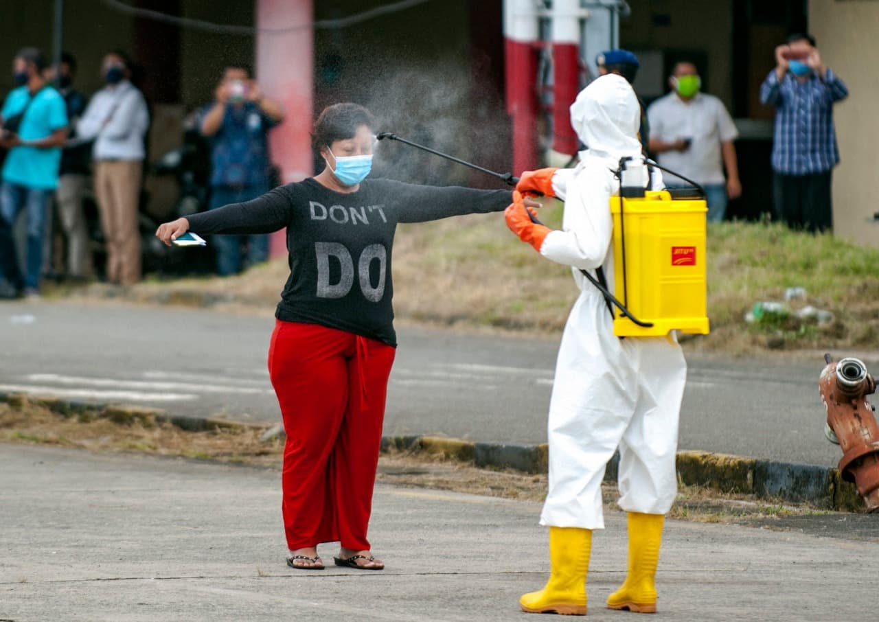 Lockdown से छूट मिलने के बाद घरों से बाहर निकले लोग, पर्यटक स्थलों पर उमड़ रही भीड़