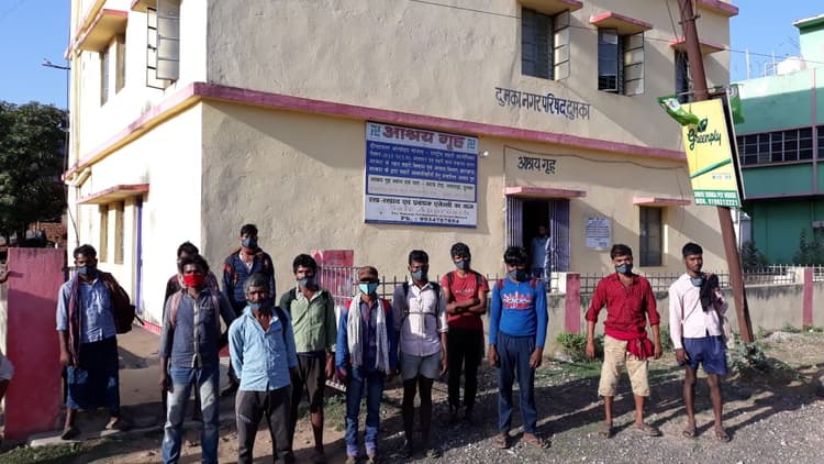 तीन दिनों तक पैदल चले, गांव है 540 किमी दूर 22 युवाओं को दुमका में मिला आश्रय