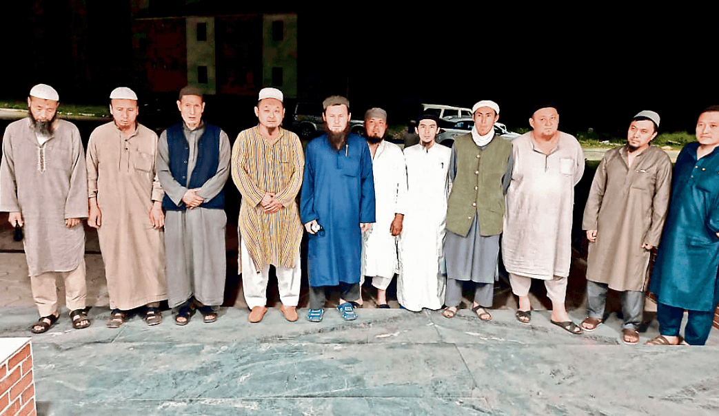 कोरोना इफेक्ट : मधुपुर में नदी में बहाया दूध