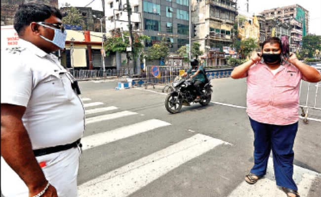 शहर के विभिन्न इलाकों में एक्शन मोड में आयी पुलिस, अब बेवजह घरों से निकलेंगे तो पिटेंगे