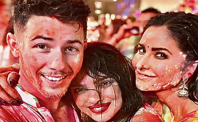 नीता अंबानी की होली पार्टी में सितारों ने की मस्ती