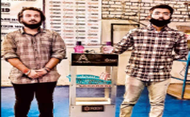 20 किलो के बच्चे को उठाने से लेकर कोविड केयर और रेस्टोरेंट में भी काम कर सकता है ये रोबोट, झारखंड के दो इंजीनियर भाइयों ने किया तैयार