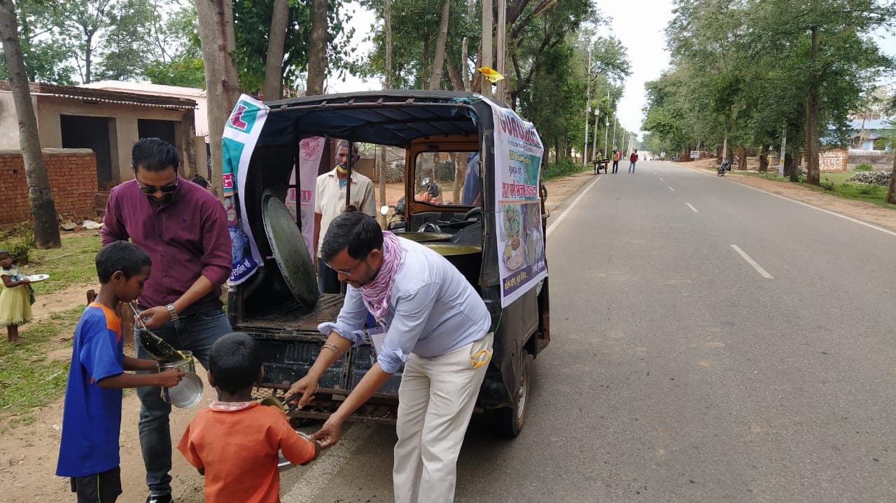 लॉकडाउन में गुरुकुल भोजन रथ से गुमला के 800 गरीबों की मिट रही भूख