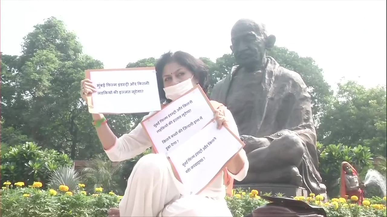 महाभारत के मूड में 'द्रौपदी'? अनुराग कश्यप के खिलाफ संसद परिसर में रूपा गांगुली का धरना