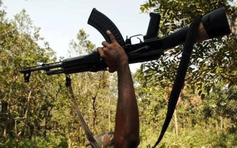 छत्तीसगढ़ के दंतेवाड़ा जिले में 27 नक्सलियों ने किया आत्मसमर्पण