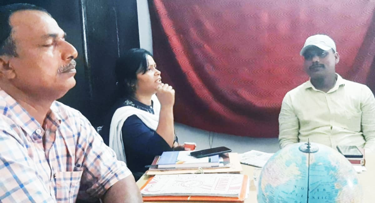 Madhepura: हेडमास्टर ने छात्र-छात्राओं के सामने शिक्षिका को मारने के लिए निकाले जूते, फिर…