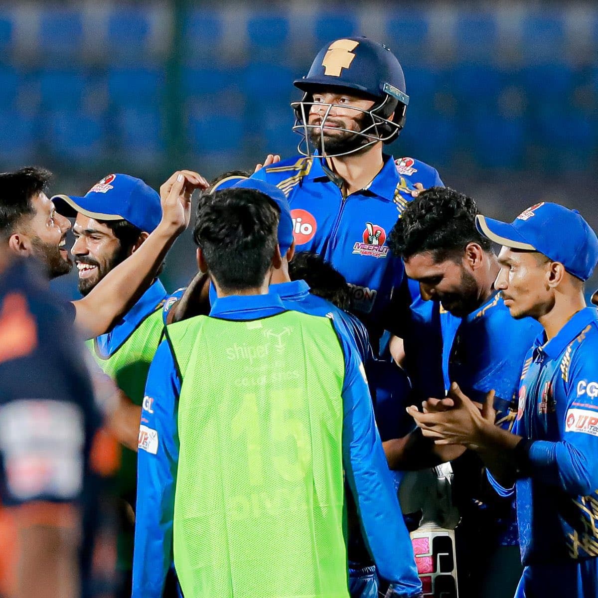 UP T-20 League : रिंकू सिंह की तूफानी बल्लेबाजी से जीती मेरठ मेवरिक्स, सुपर ओवर में जड़े लगातार तीन छक्के