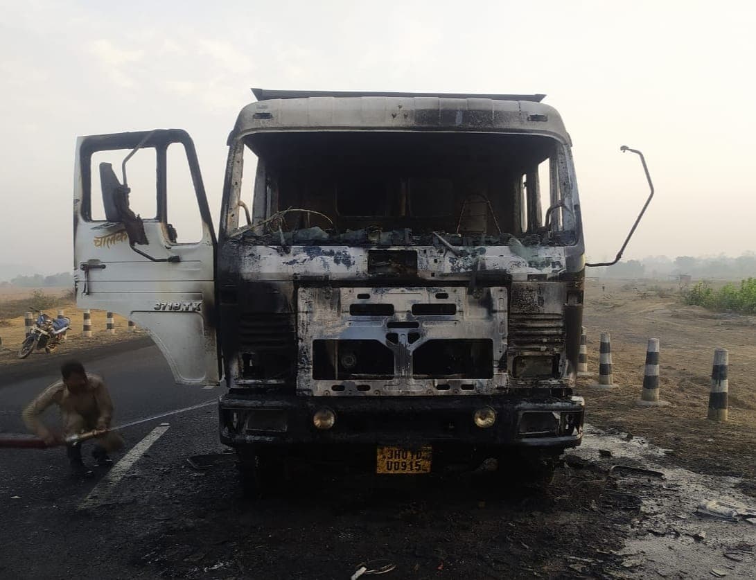चतरा में नक्सलियों का तांडव, टीएसपीसी उग्रवादियों ने टंडवा में कोयला लदे दो वाहनों को फूंका