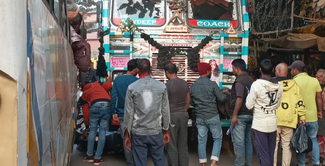 पटना के मनेर में बड़ा हादसा, ओवरटेक के चक्कर में ट्रक के नीचे घुसी बाइक, जानें कैसे बची जान