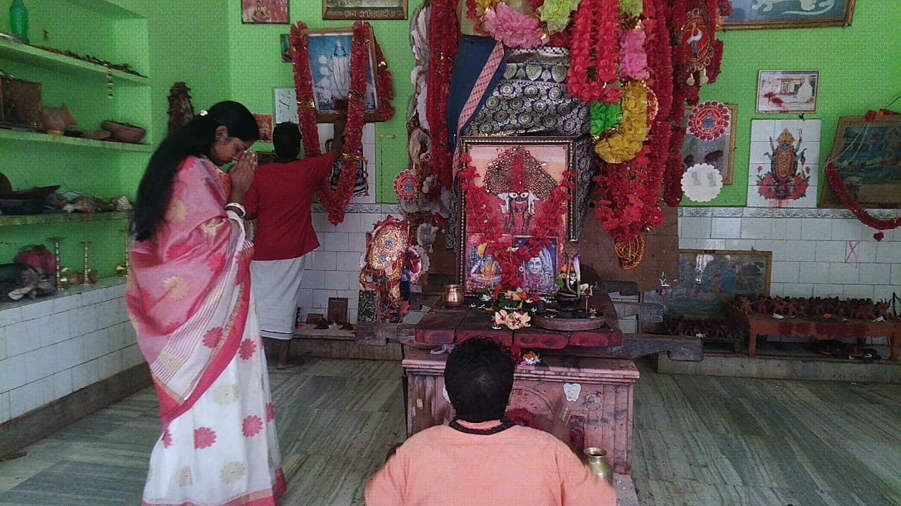 Bengal Chunav 2021: बीरभूम जिले में चुनाव जीतने के लिए मंदिर और मजार में शीश झुका रहे बीजेपी उम्मीदवार