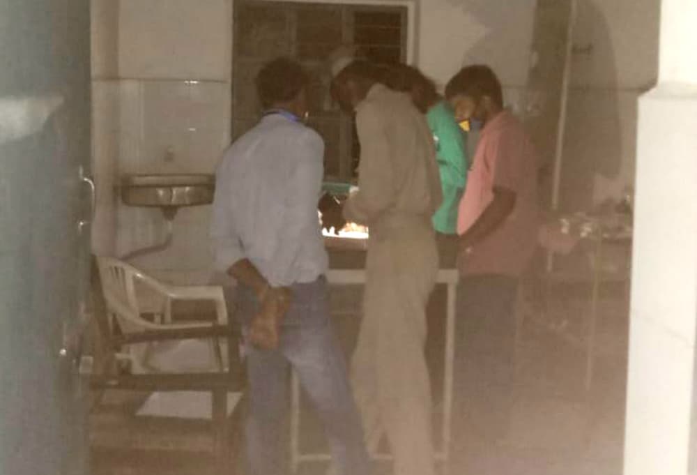 बड़कागांव स्वास्थ्य केंद्र में बिजली नहीं, मोबाइल के टॉर्च लाइट में की जा रही प्रवासियों की जांच