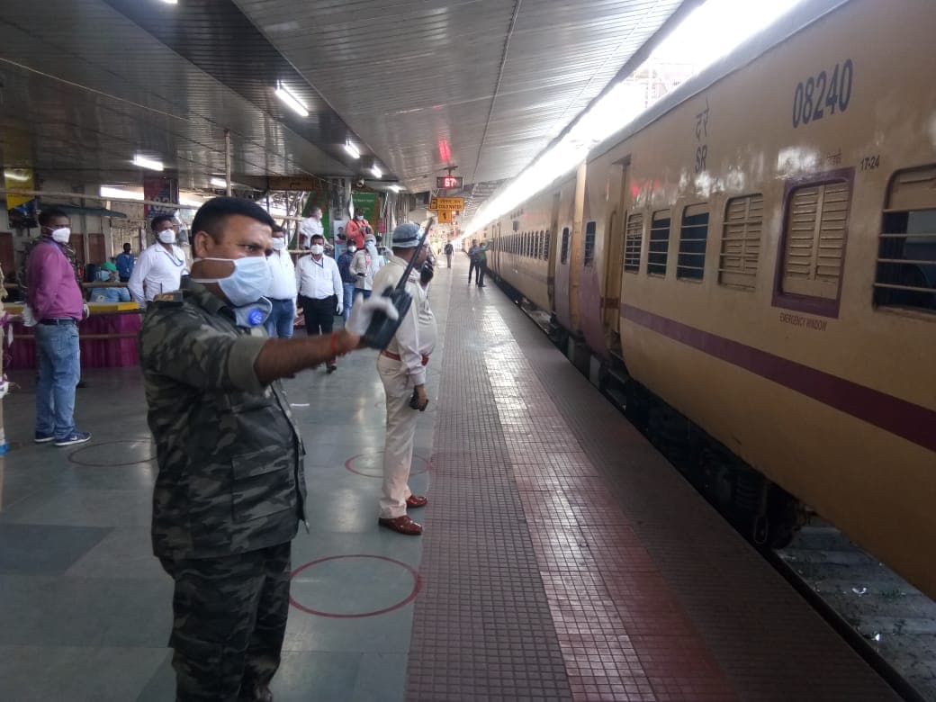 कोरोना पॉजिटिव यात्री का सपरिवार टिकट हुआ कंफर्म, जंक्शन के प्रवेश द्वार पर चला पता तो मचा हड़कंप