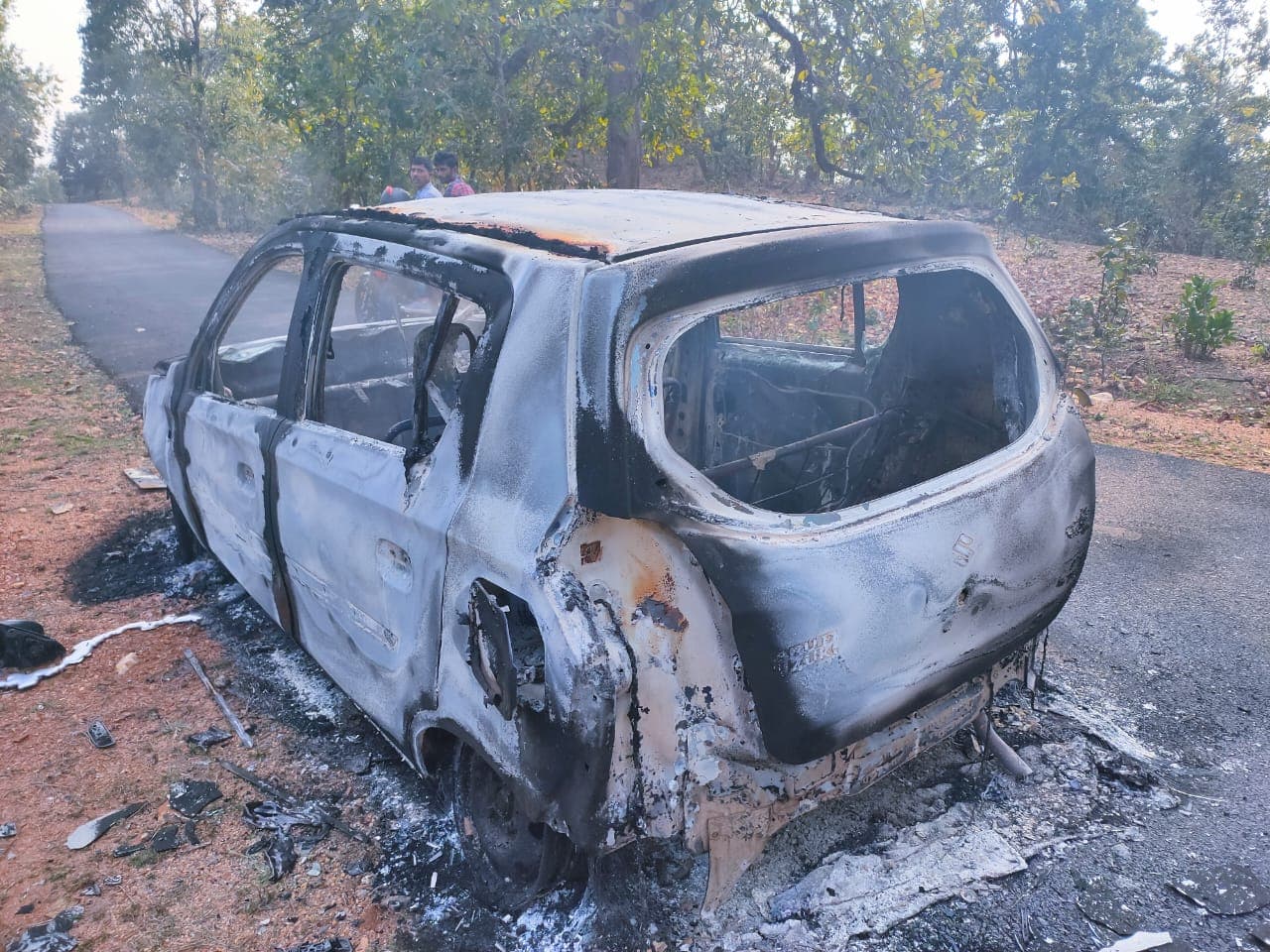 लूटपाट के नियत से आये अपराधियों ने लगाया कार में आग