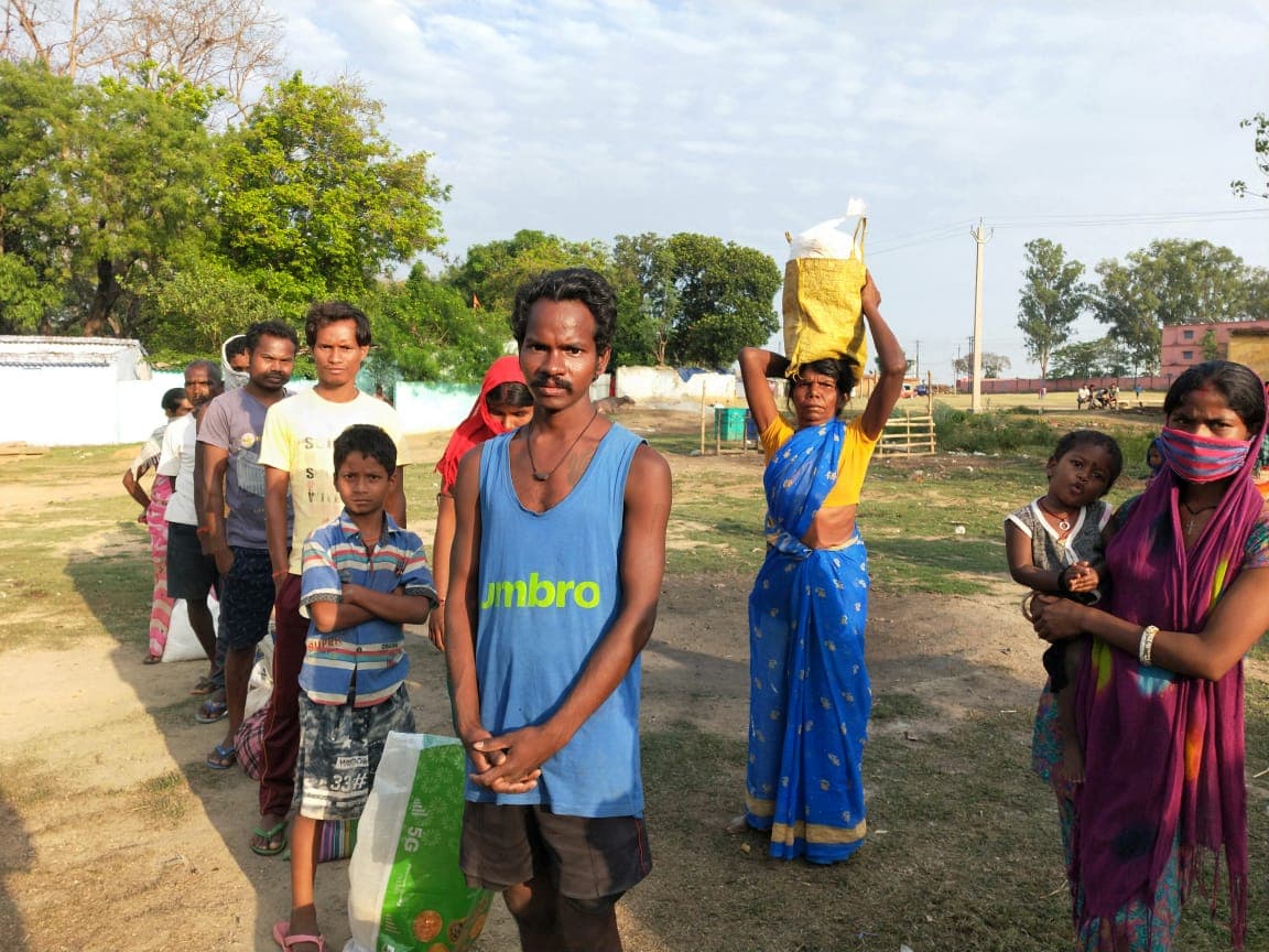 गुमला : गरीबों की मदद के लिए बढ़ रहे हाथ, कोई दे रहा किराये का पैसा तो कोई भोजन