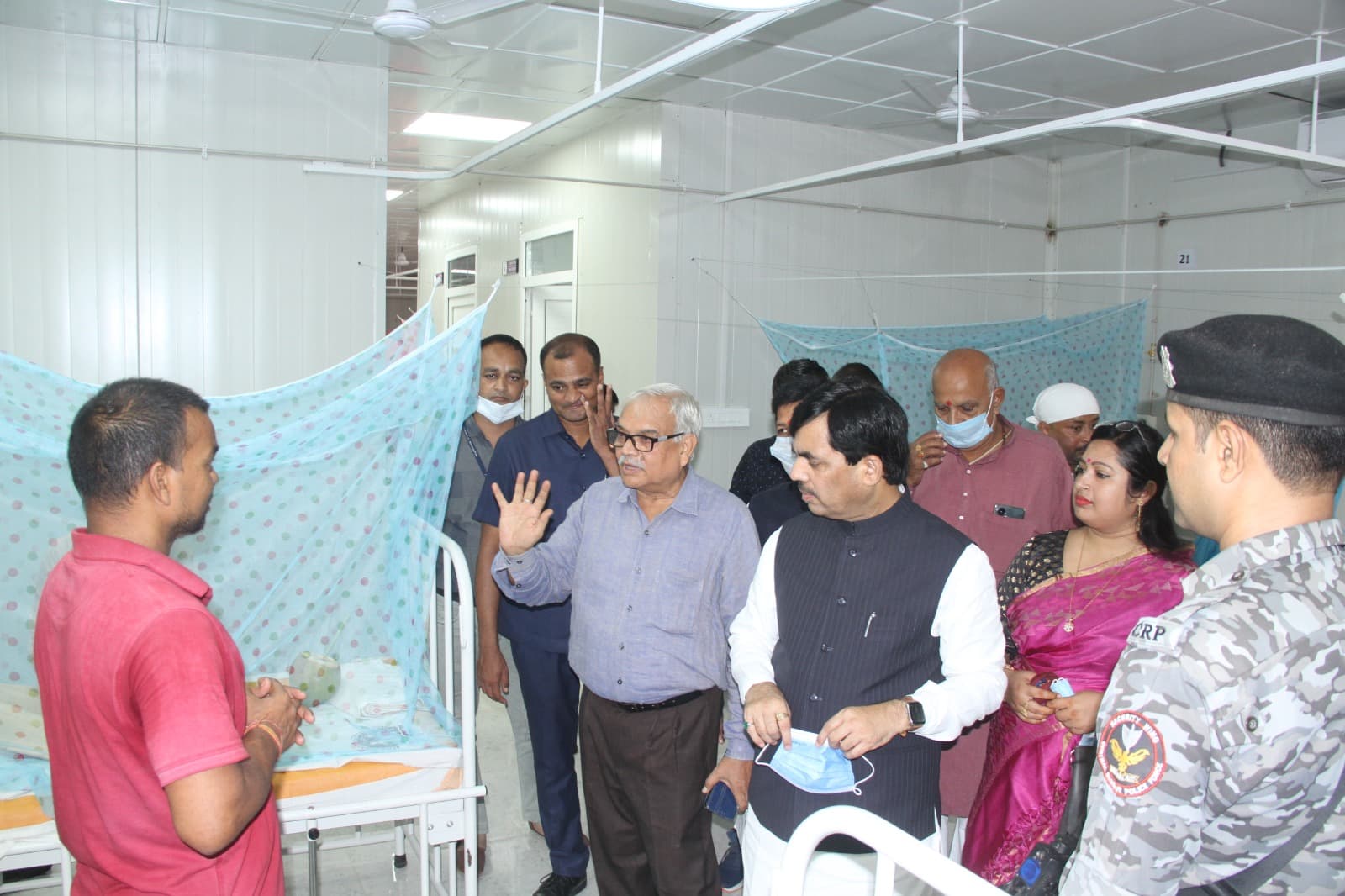 PHOTOS: भागलपुर में डेंगू मरीजों के बीच शाहनवाज हुसैन, अस्पताल अधीक्षक सही करते दिखे संक्रमितों की मच्छरदानी..