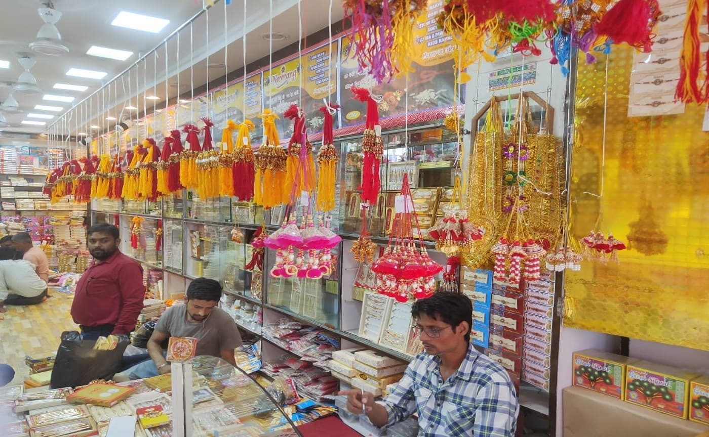 मुजफ्फपुर में राखियों से सजा बाजार, खूब बिक रही आरती थाली राखी