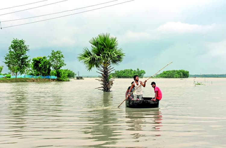 बंगाल में बाढ़ से 23 की मौत, लाखों बेघर, पीएम नरेंद्र मोदी ने किया मुआवजा का एलान, शुरू हुई राजनीति