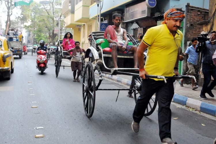 VIDEO: कोलकाता में हाथ रिक्शा लेकर निकले BJP सांसद और भोजपुरिया स्टार मनोज तिवारी, वीडियो वायरल