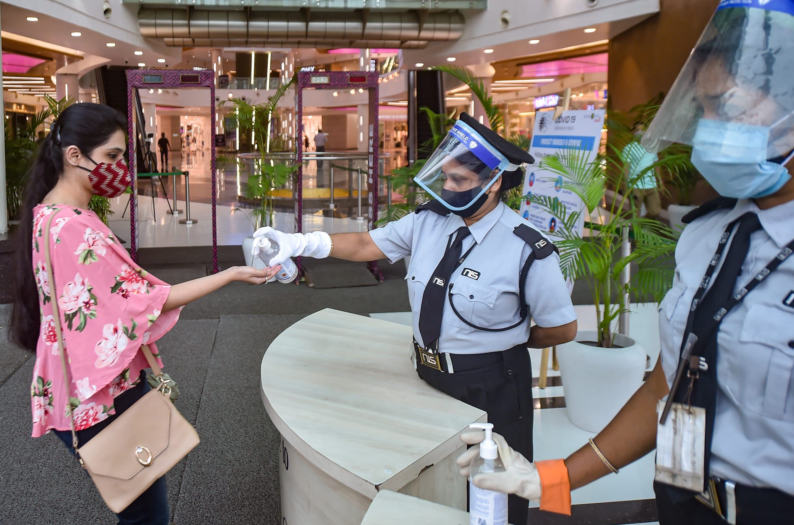 Bengal Coronavirus News Today: बंगाल में पाबंदियों में राहत के बाद खुले शॉपिंग मॉल, बार व रेस्तरां