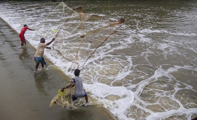 लगातार बारिश से बंगाल में जनजीवन बदहाल, दक्षिण बंगाल में अब तक 106 फीसदी ज्यादा हुई वर्षा