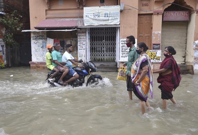 West Bengal Weather News Today: उत्तर बंगाल में एक सप्ताह तक अति भारी बारिश का मौसम विभाग ने जारी किया अलर्ट