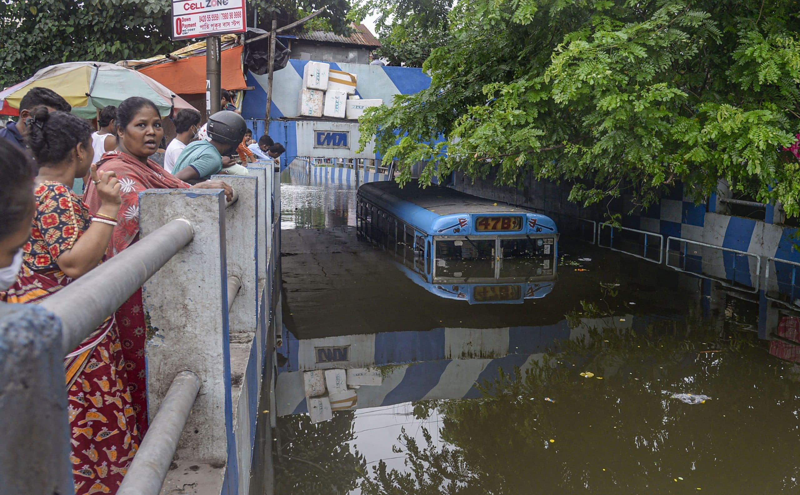 Torrential in Bengal: मूसलाधार बारिश से बंगाल में बाढ़, भू-स्खलन, 13 लोगों की मौत