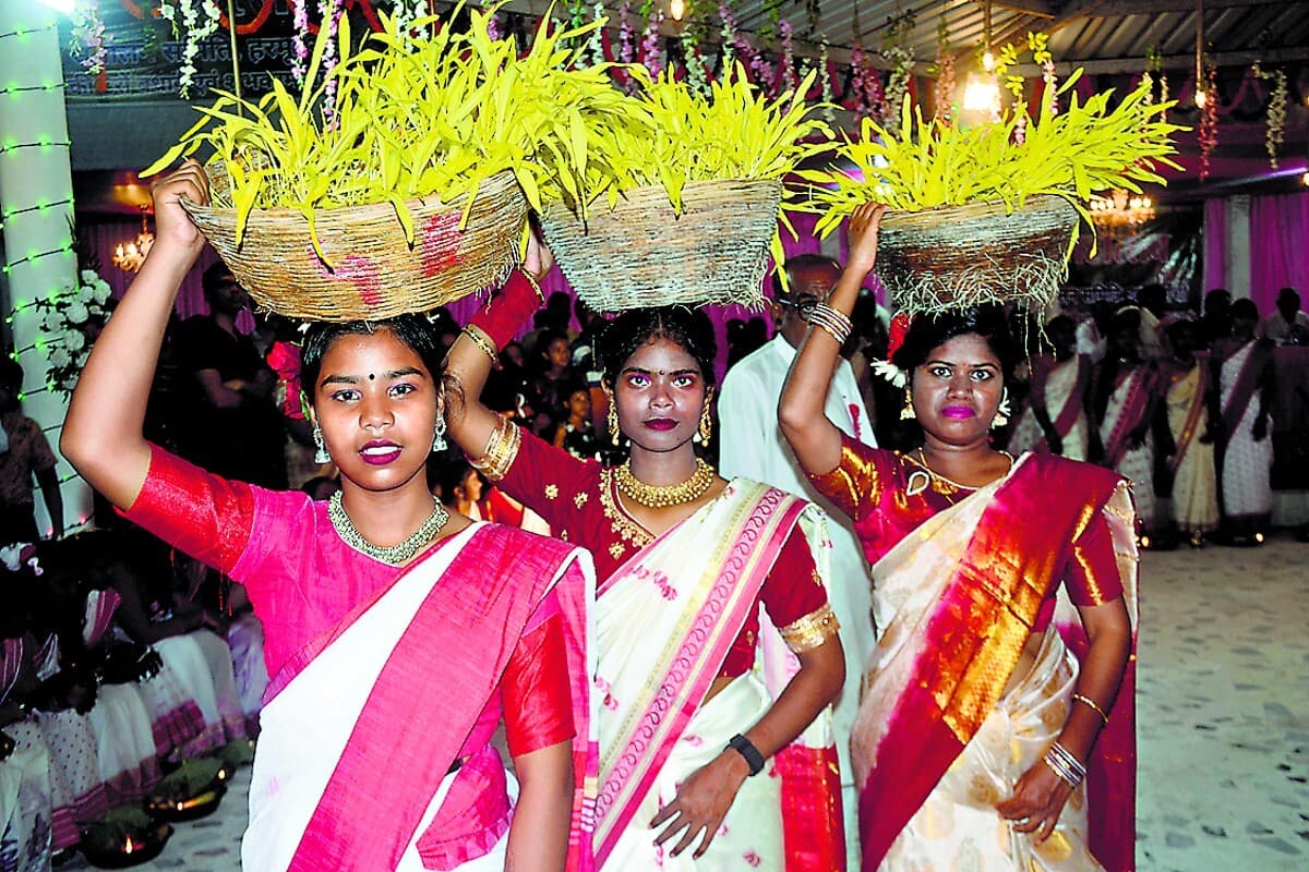 Karma Puja: कुंवारी लड़कियां ही क्यों उठाती हैं जावा, इसके पीछे है गूढ़ रहस्य