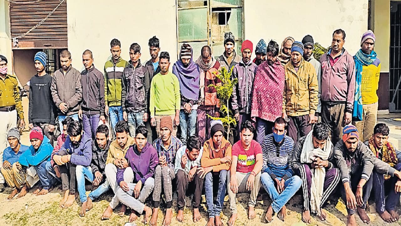 नवादा के खेतों में लगती है साइबर फ्रॉड की क्लास, गिरोह में 12 से लेकर 40 वर्ष के युवक और युवतियां शामिल