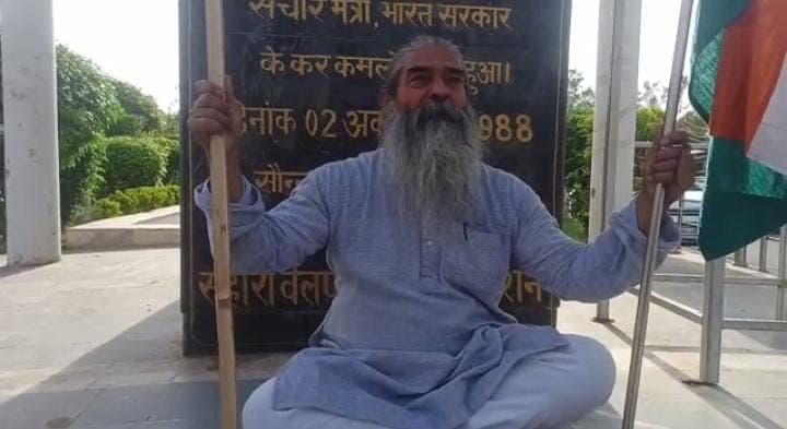 अतीक अहमद की पत्नी शाइस्ता के समर्थन में प्रोफेसर ने दिया धरना, कहा-पुलिस बेवजह ना करें परेशान