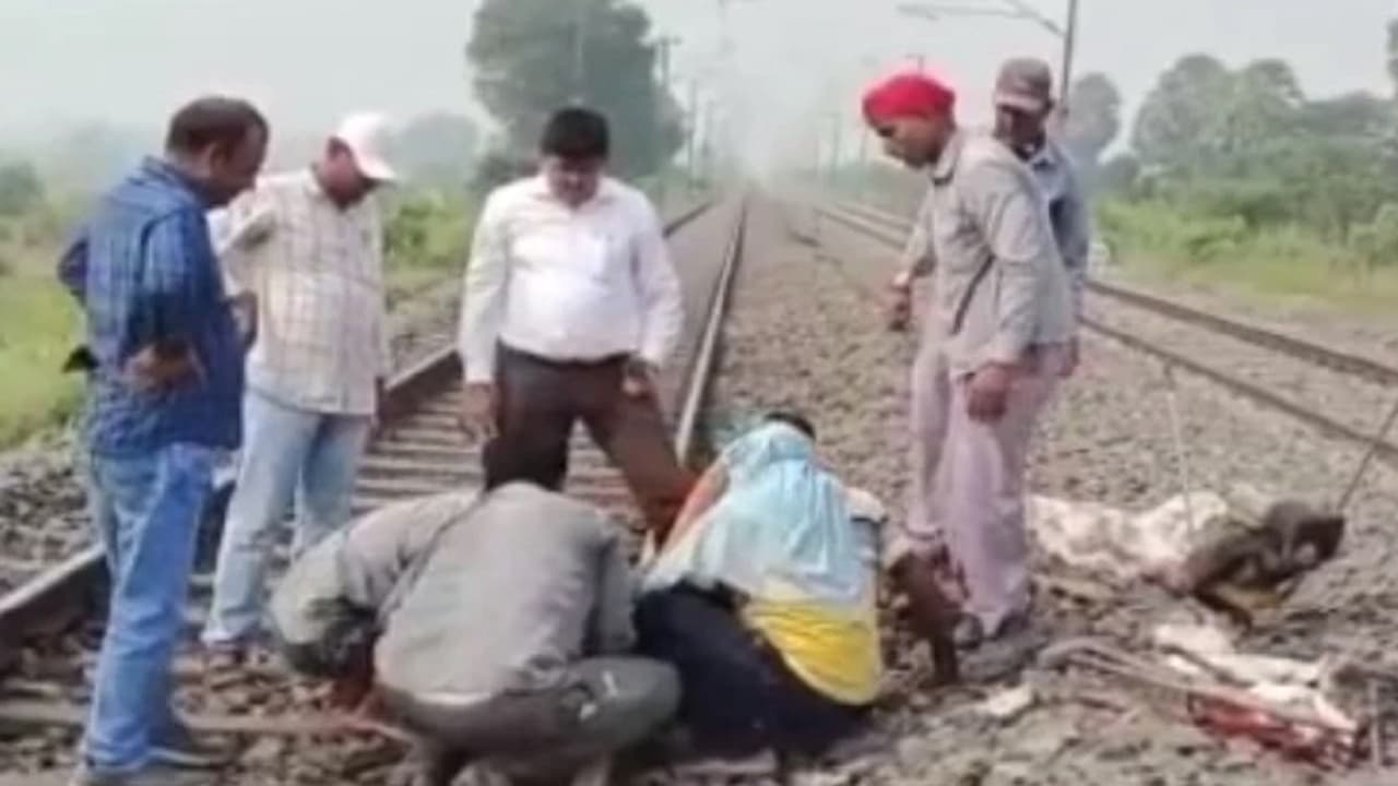 बेगूसराय में टला बड़ा हादसा, कीमैन की टूटी पटरी पर पड़ी नजर तो लाल झंडी दिखाकर सुपरफास्ट ट्रेन को रोका