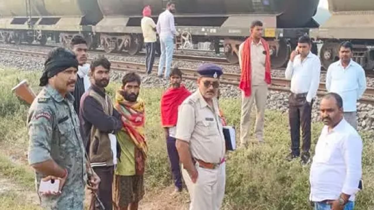 कैमूर में ट्रेन से कटकर 60 भेड़ों की मौत, गड़ेरिया भी हुआ हादसे का शिकार कैमूर में ट्रेन से कटकर 60 भेड़ों की मौत, गड़ेरिया भी हुआ हादसे का शिकार