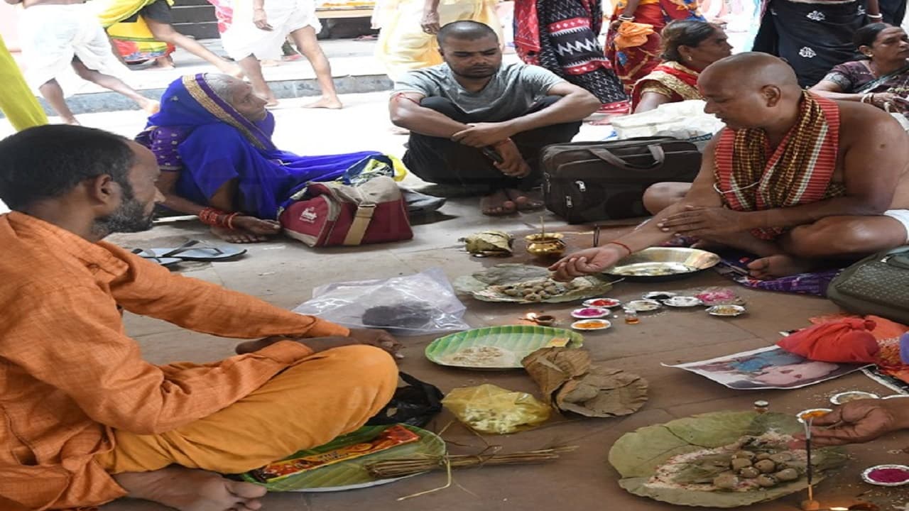 Pitru Paksha 2022: गयाजी पिंडदान से पहले जानें जरूरी बातें, अगले 15 दिन भूलकर भी न करें इन चीजों का सेवन Pitru Paksha 2022: गयाजी पिंडदान से पहले जानें जरूरी बातें, अगले 15 दिन भूलकर भी न करें इन चीजों का सेवन