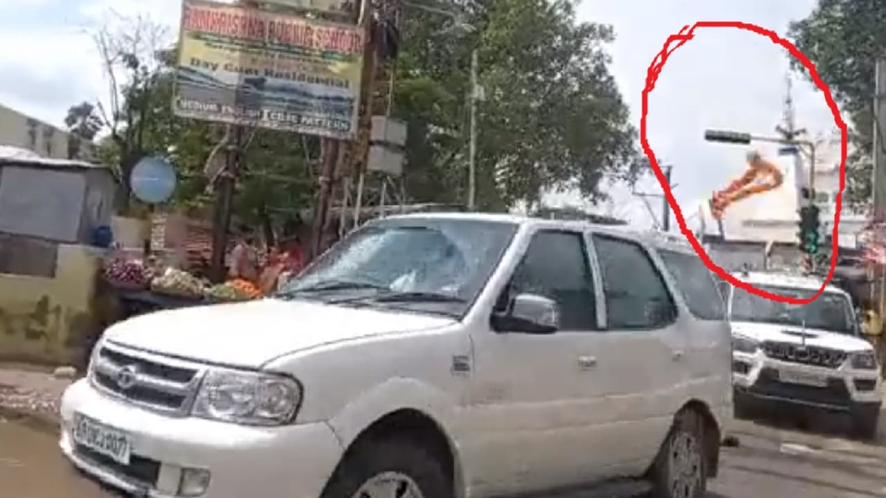 सीएम नीतीश कुमार पर जमुई में जदयू नेता ने फेंकी फूलों की माला, पुलिस ने किया गिरफ्तार फिर रिहा