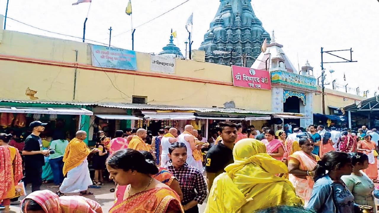 Gaya News: विष्णुपद मंदिर परिसर में आस्था का लगा मेला, 50 हजार से अधिक श्रद्धालुओं ने की पूजा-अर्चना