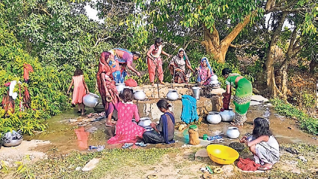 रोहतासगढ़ पंचायत के 27 गांवों में पेयजल संकट से टल रहीं शादियां, पानी की कमी से बिना तिलक के गयी बारात